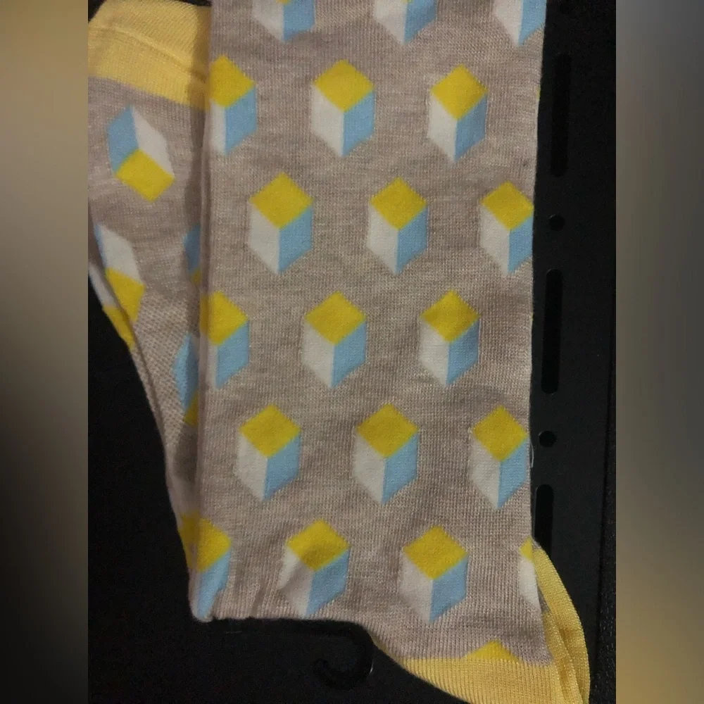 Men’s Beige Geometric Dress Crew Socks – Yellow & Light Blue